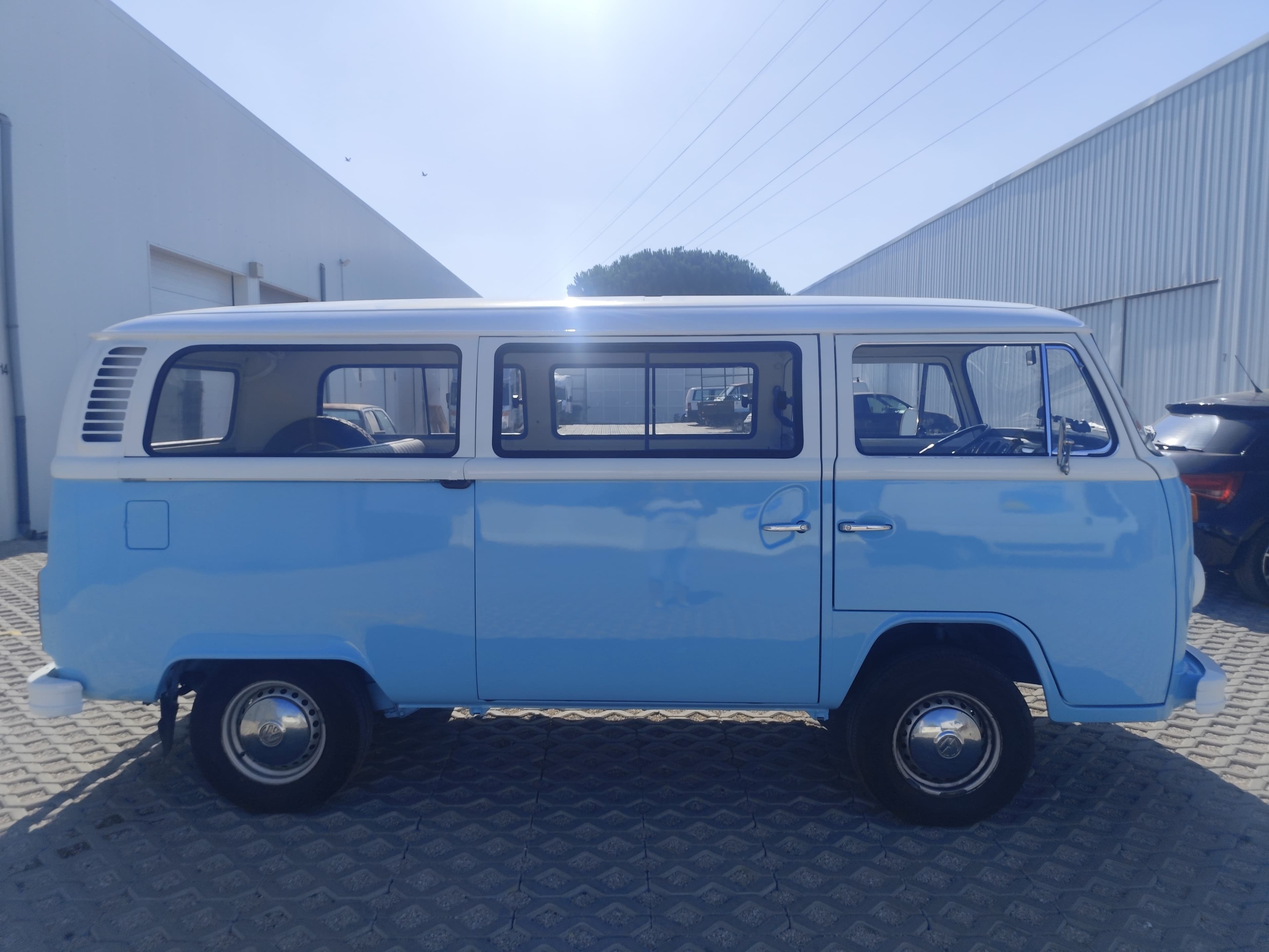 A van azul de perfil com luz solar
