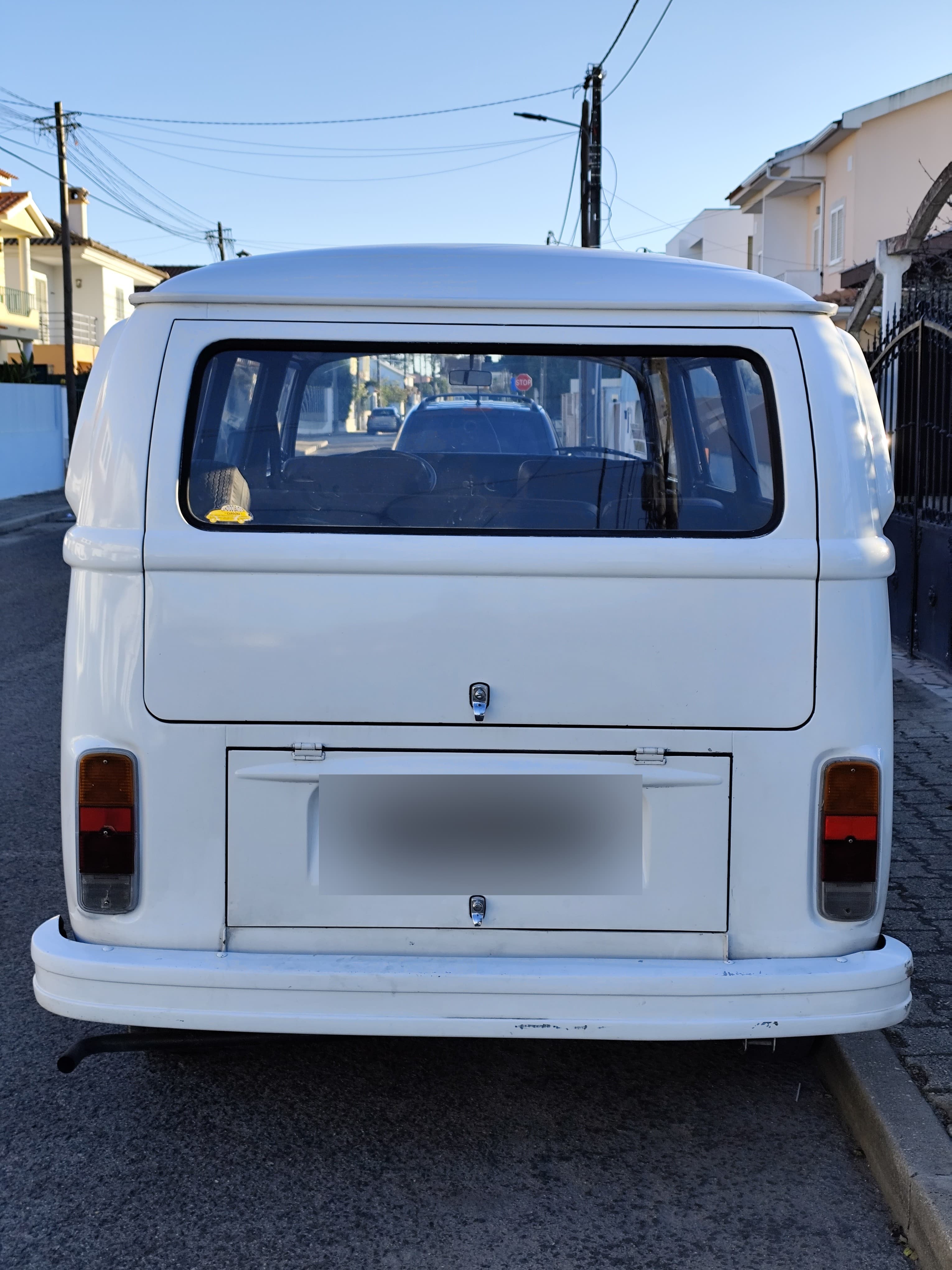 A van branca vista de trás