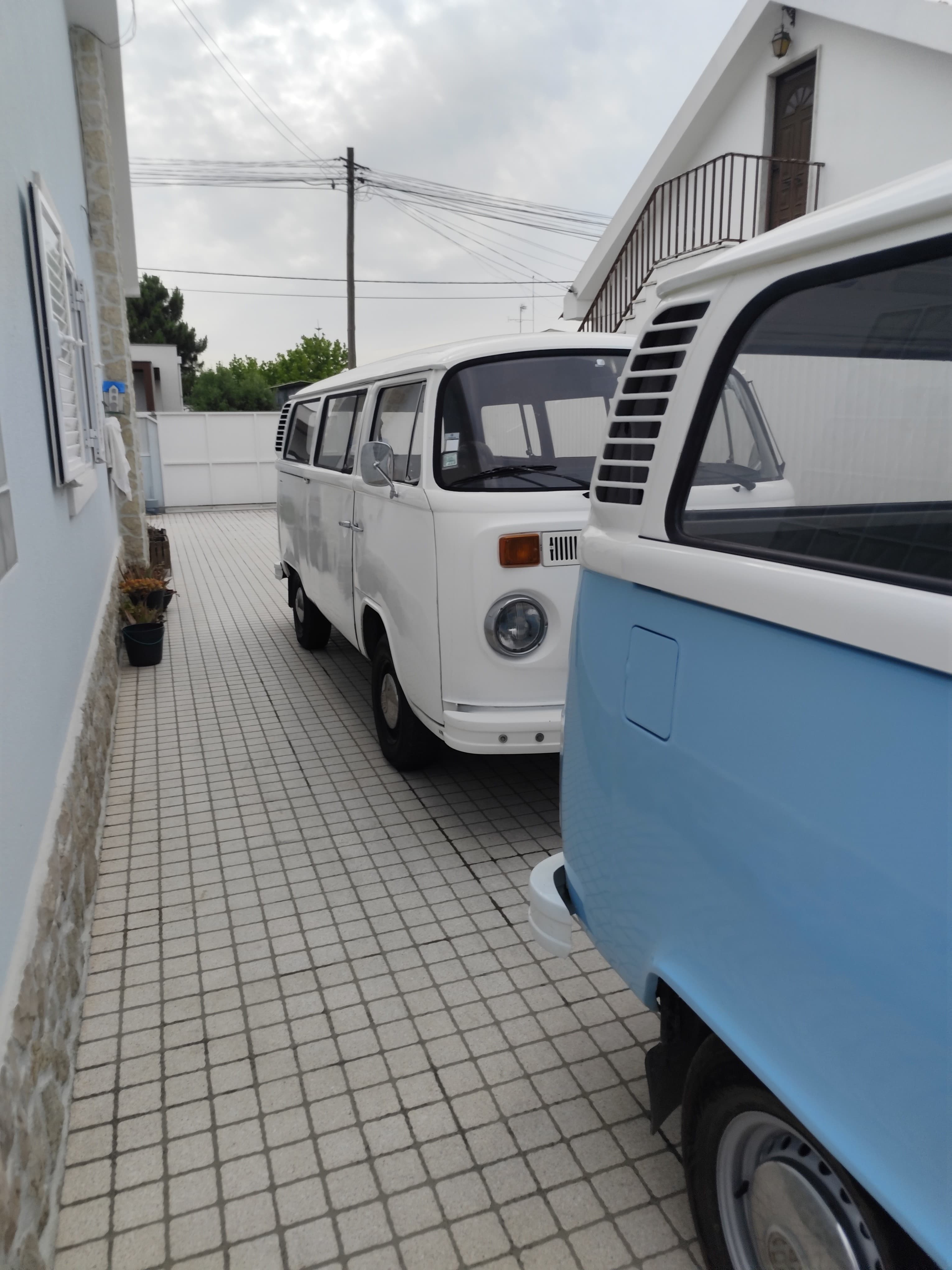 As duas vans em ângulo cruzado
