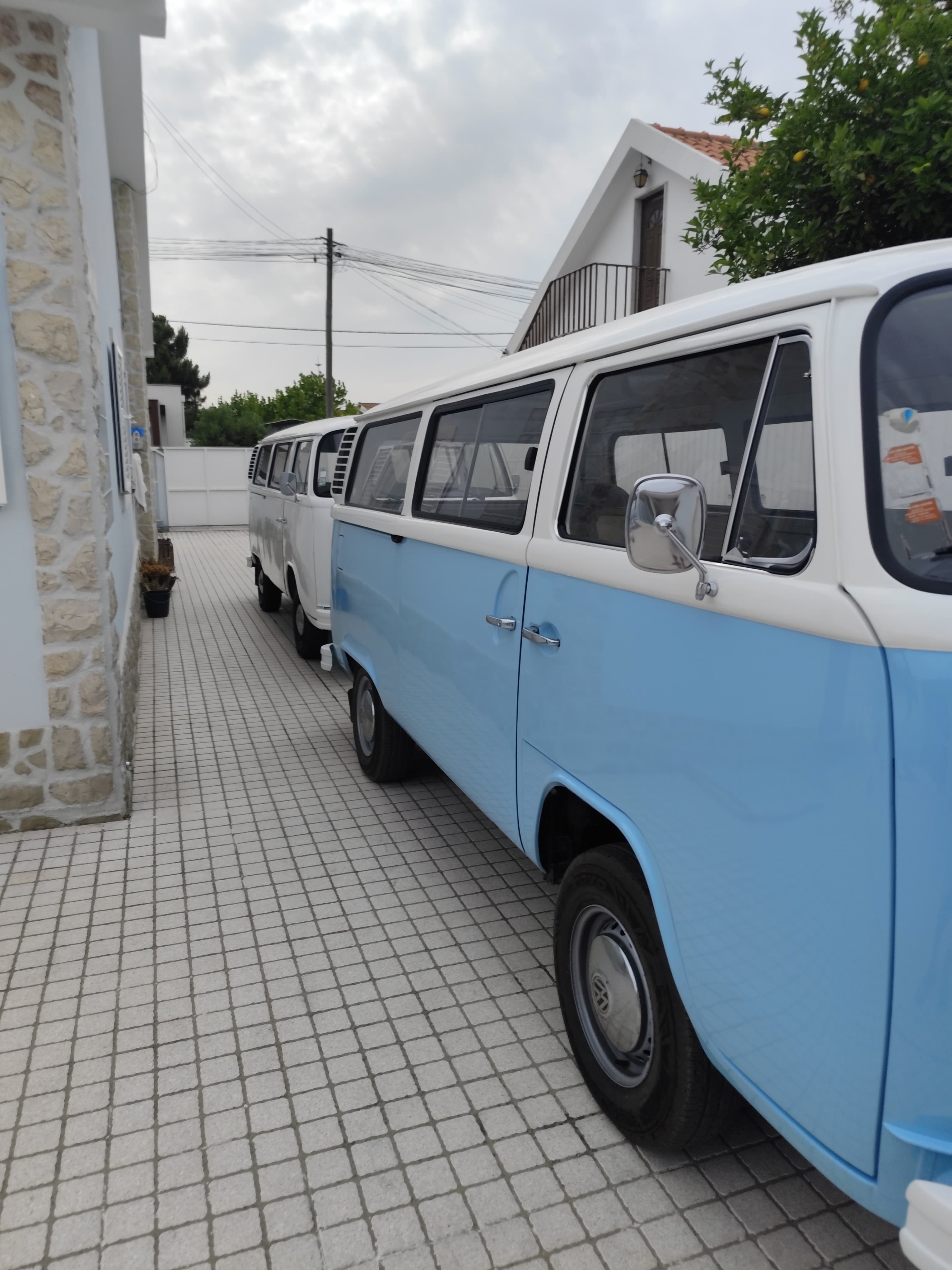 As duas vans de perfil na garagem