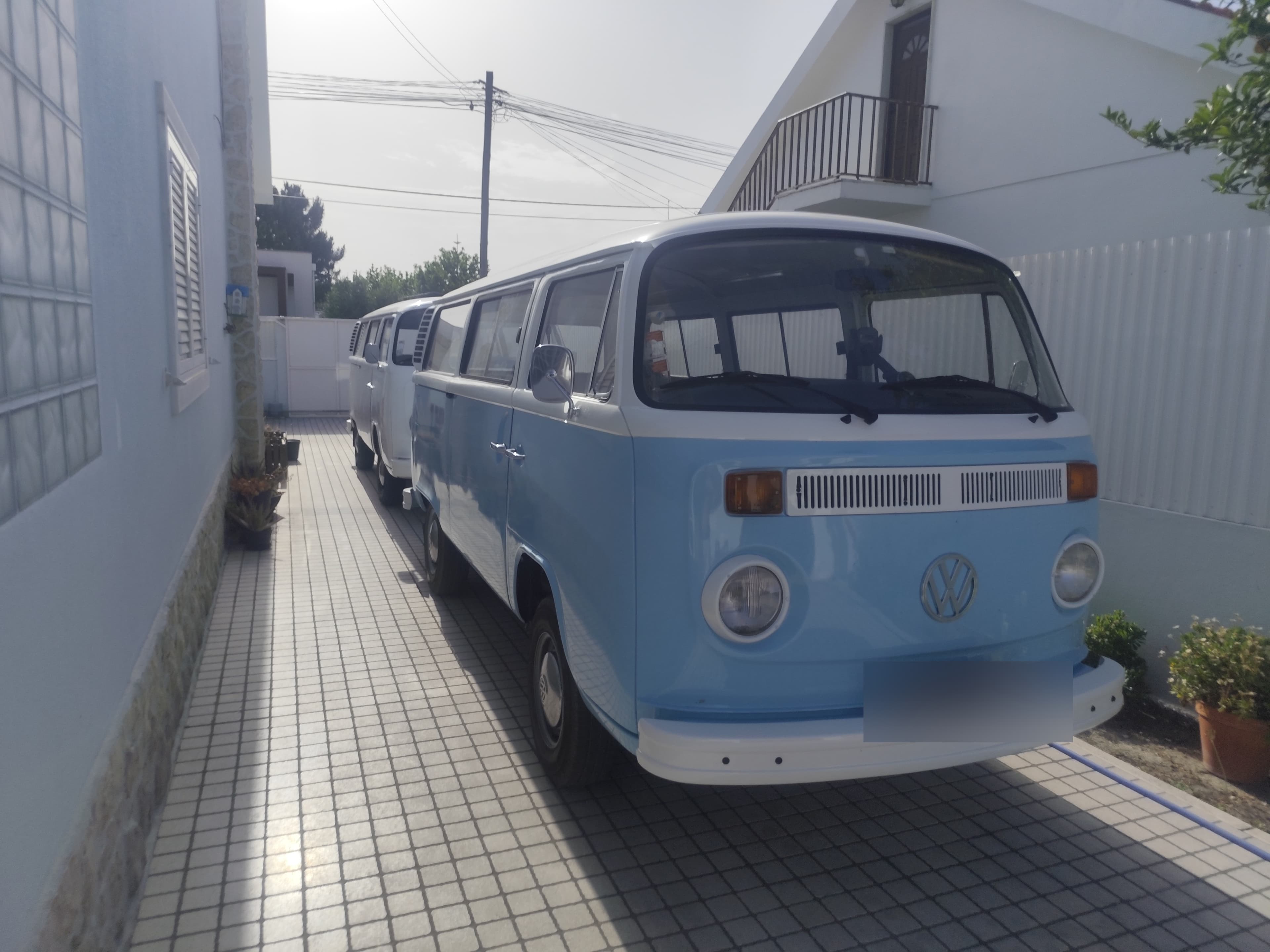 A van azul de frente na garagem