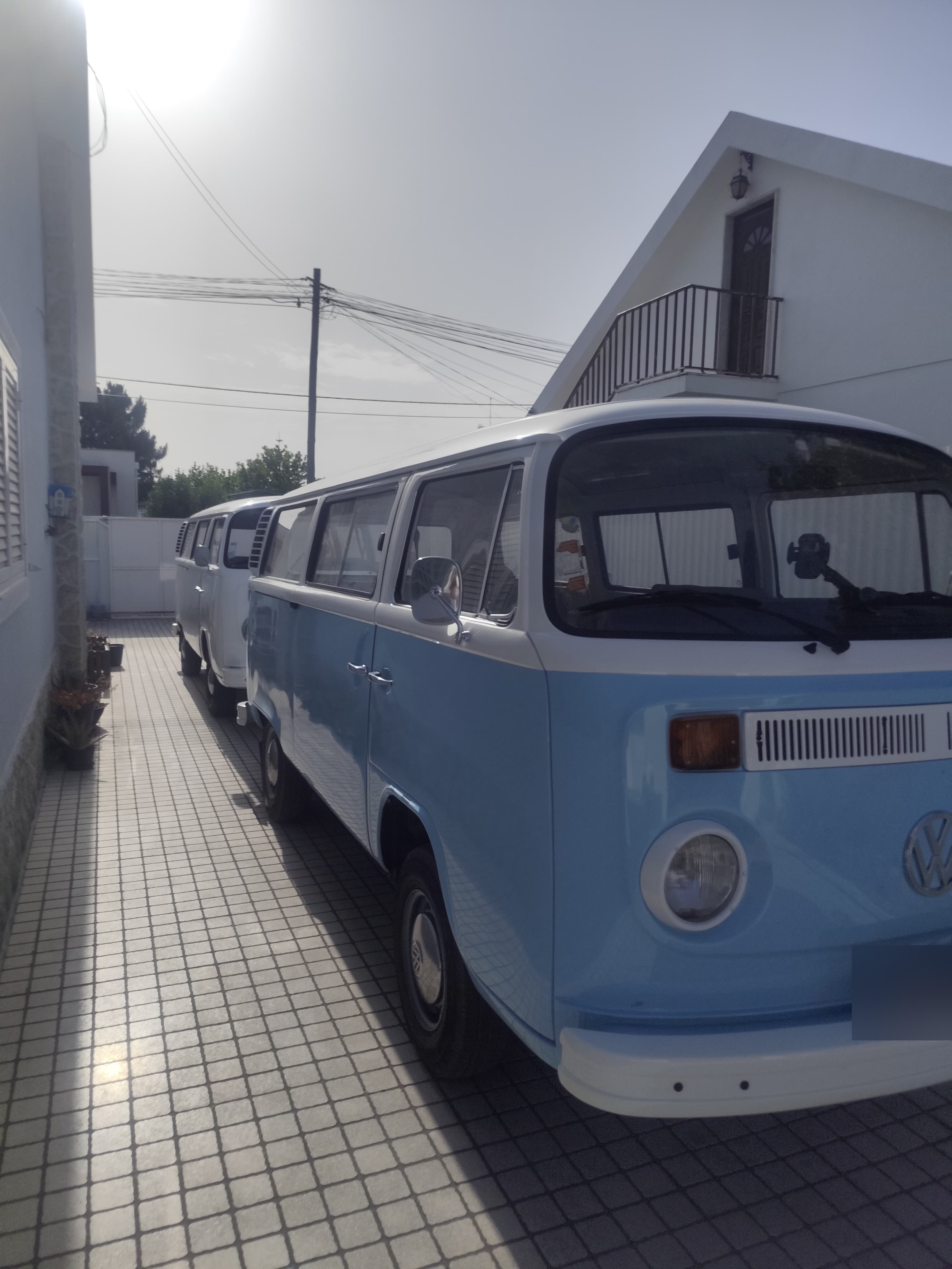 A van azul a três quartos na garagem
