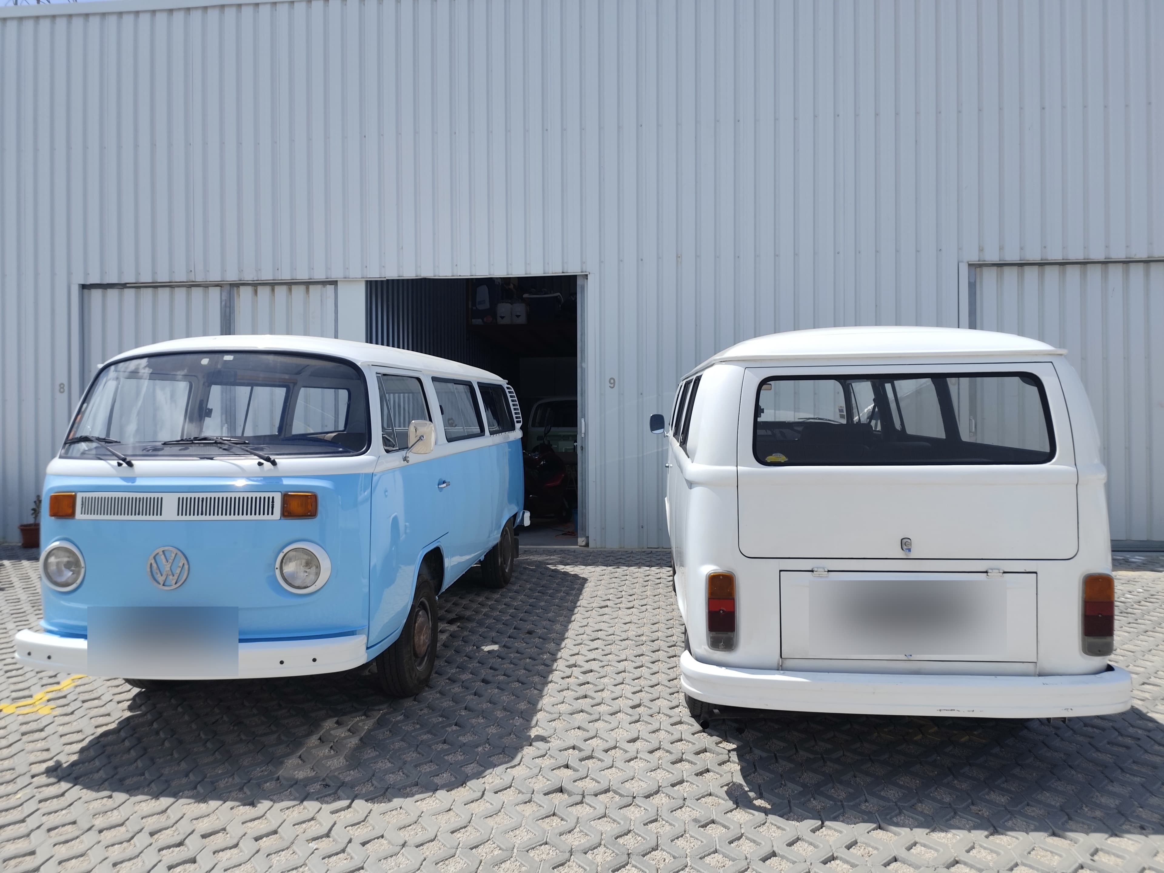 As duas vans juntas, frente e traseira