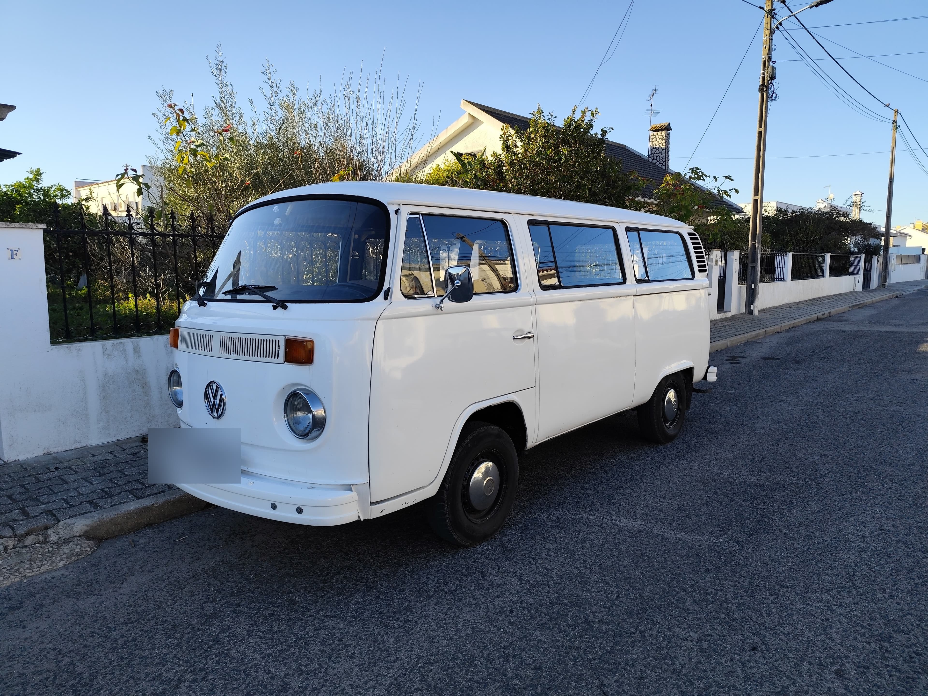 A van branca na rua, vista a três quartos