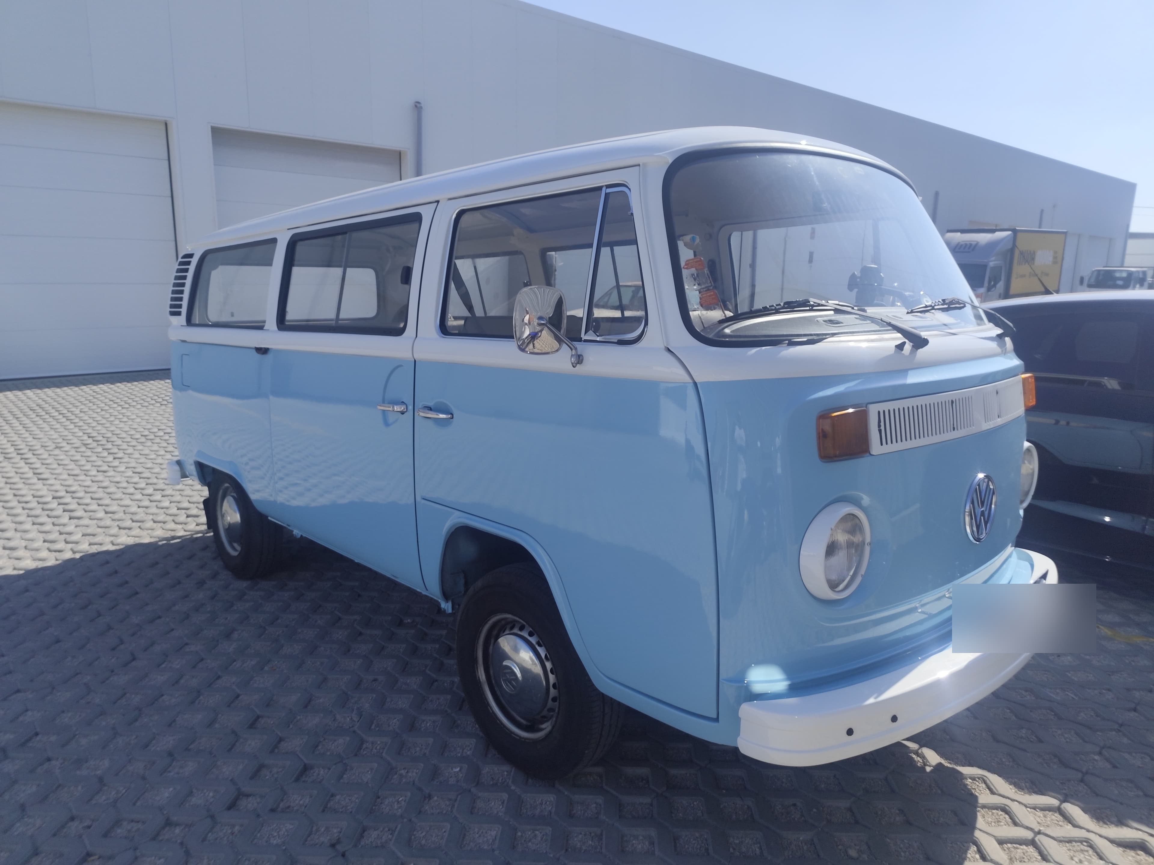 A van azul a três quartos, frente esquerda