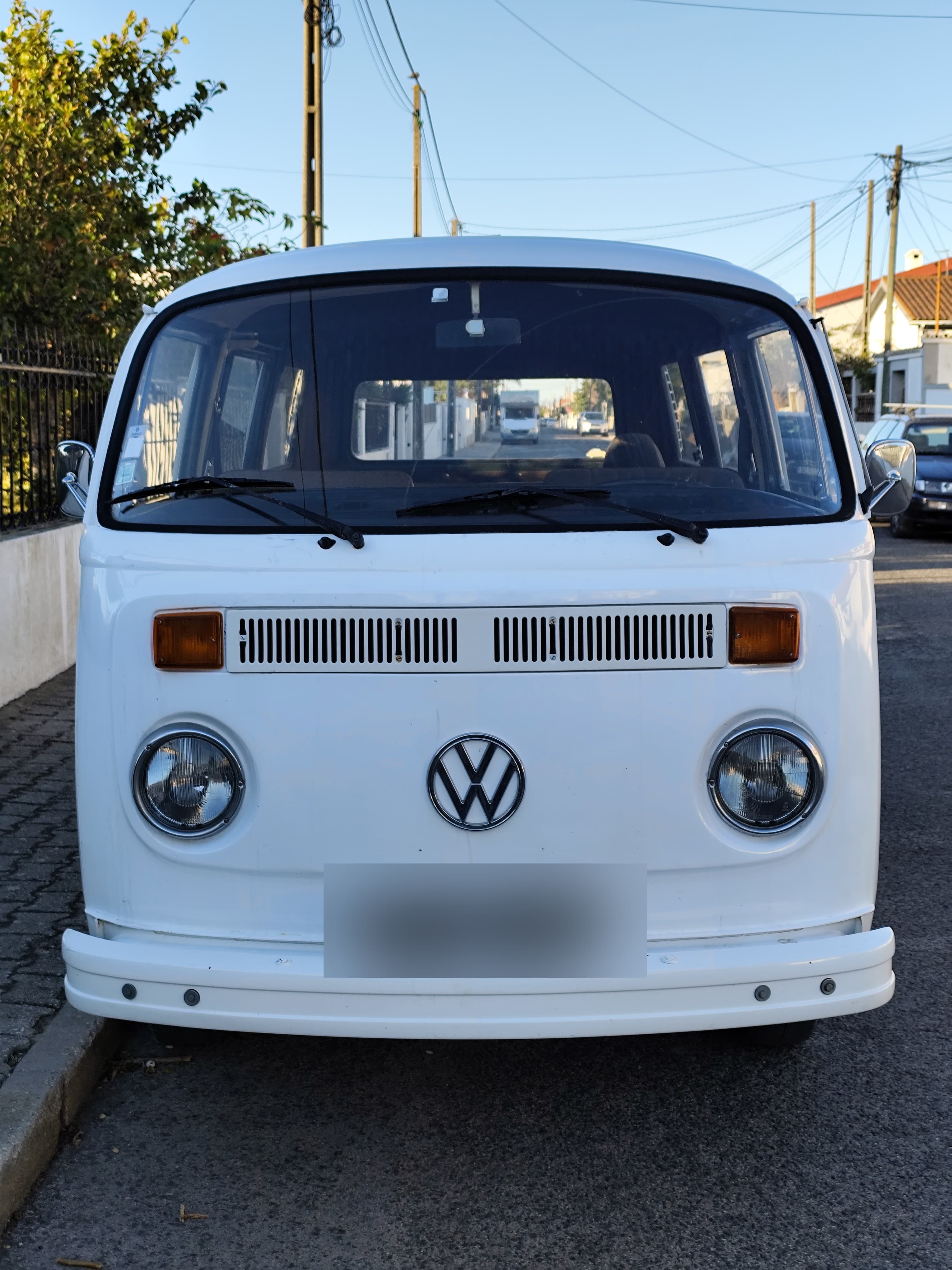 A van branca vista de frente